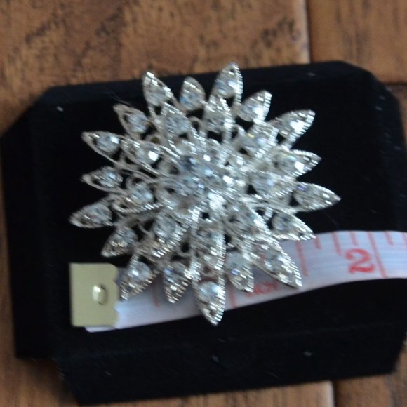 Silver Coloured Flower/Sun Brooch/Pin - Picture 5 of 6
